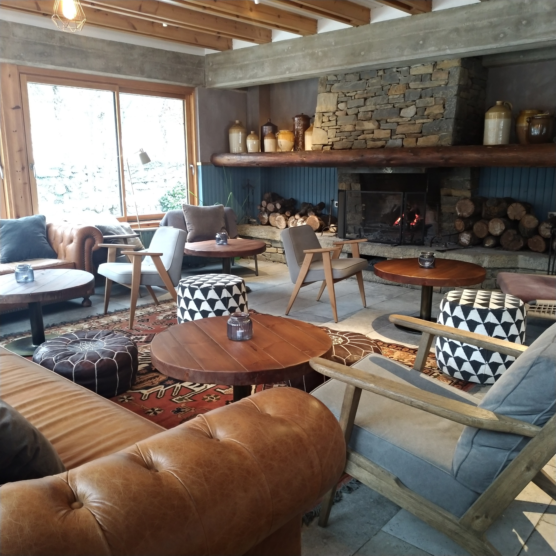 Lounge gastronómico con diseño interior cálido